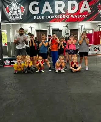 Trening bokserski w Wąsoszu: młodzież rozwija pasję i umiejętności