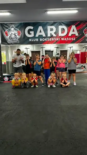 Trening bokserski w Wąsoszu: młodzież rozwija pasję i umiejętności