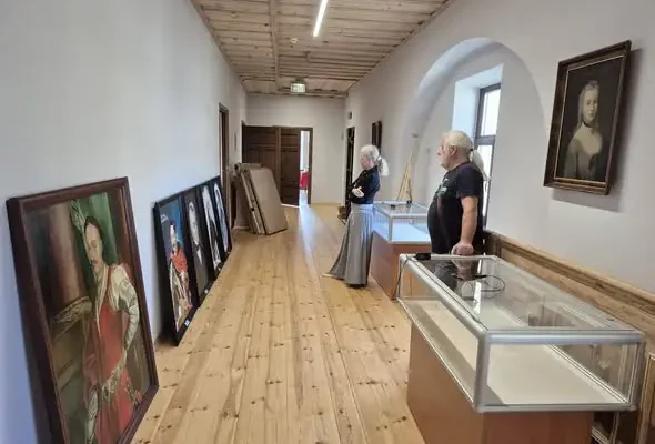 Kopie portretów historycznych postaci trafiły do szczuczyńskiego klasztoru