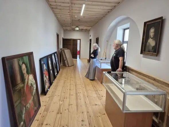 Kopie portretów historycznych postaci trafiły do szczuczyńskiego klasztoru