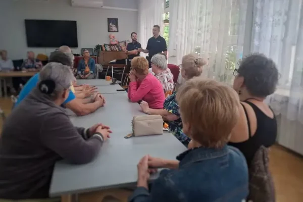 Seniorzy uczyli się, jak chronić się przed oszustami – warsztaty w Klubie Seniora