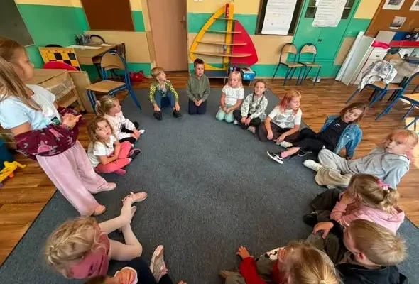 Jesienne drzewa i integracja – kreatywne zajęcia w Domu Kultury w Rajgrodzie