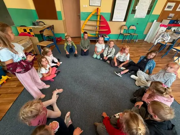 Jesienne drzewa i integracja – kreatywne zajęcia w Domu Kultury w Rajgrodzie