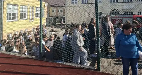 Próbna ewakuacja w szkole – sprawnie i zgodnie z procedurami