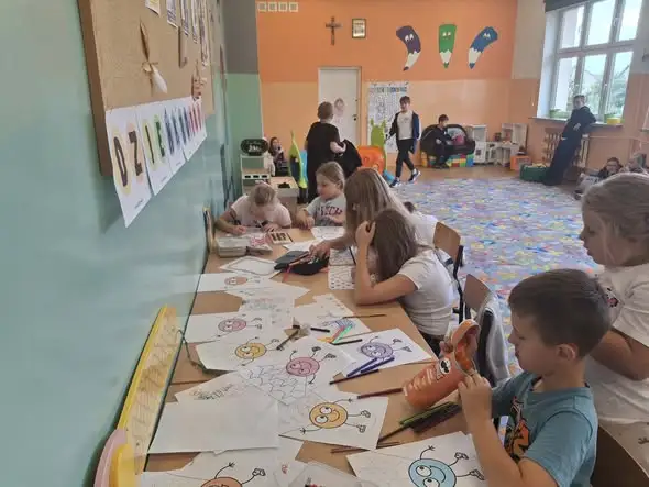 Międzynarodowy Dzień Kropki w świetlicy szkolnej – kreatywna zabawa i odkrywanie talentów
