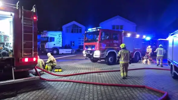 Pożar hali magazynowo-warsztatowej w Szczuczynie. Akcja strażaków z całego powiatu