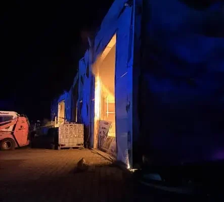 Pożar hali magazynowej w Szczuczynie. Nocna akcja strażaków