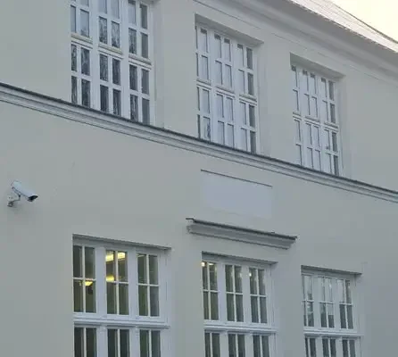 Szkoła zyskuje nowe okna. Stolarka zgodna z wymogami konserwatora zabytków