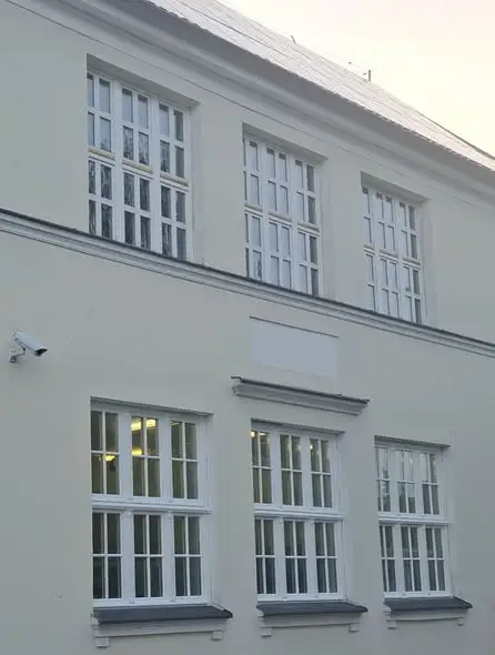 Szkoła zyskuje nowe okna. Stolarka zgodna z wymogami konserwatora zabytków