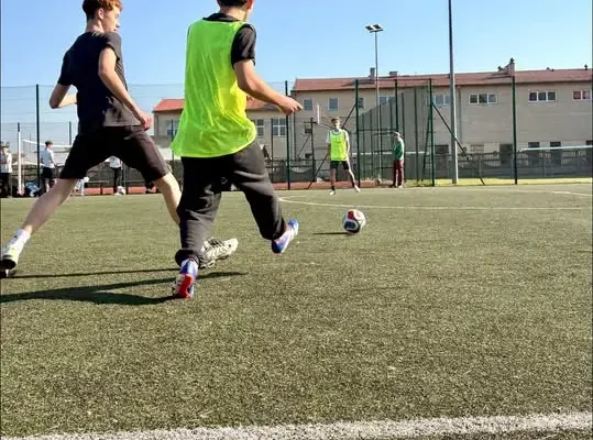 Międzyklasowy Turniej Piłki Nożnej w ZS w Szczuczynie – sportowa rywalizacja na pełnej!