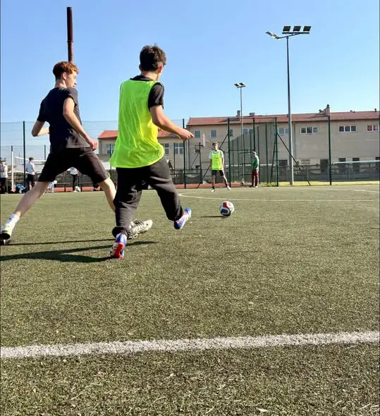 Międzyklasowy Turniej Piłki Nożnej w ZS w Szczuczynie – sportowa rywalizacja na pełnej!