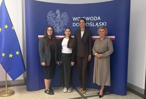 Młodzieżowa Rada Gminy Wąsosz na konferencji o dezinformacji we Wrocławiu