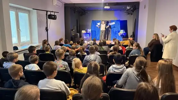 Magia czytania w Wąsoszu – iluzjonista Piotr Szumny zachwycił dzieci