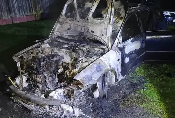 Pożar samochodu przy ul. Felczyńskiej w nocy — interwencja straży