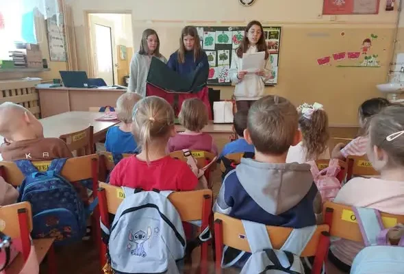 Szóstoklasistki z teatrzykiem o Czerwonym Kapturku uczą przedszkolaki bezpieczeństwa
