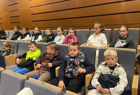 Uczniowie klas 1–3 z wizytą w Łomży – teatr, trampoliny i mnóstwo wrażeń