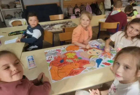 Jesienne warsztaty w świetlicy: dzieci stworzyły „Panią Jesień” i korale z jarzębiny