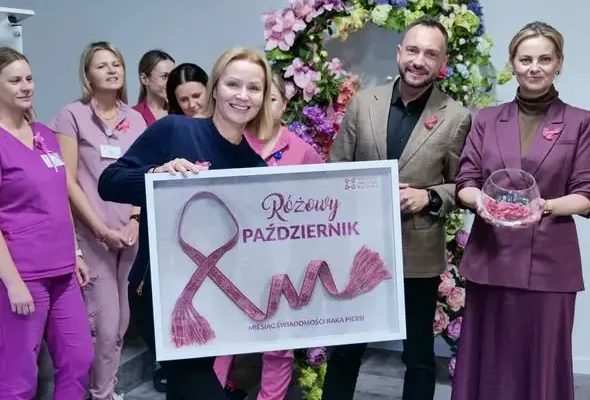 Podlaski Instytut Kultury przekazał różową krajkę do Białostockiego Centrum Onkologii