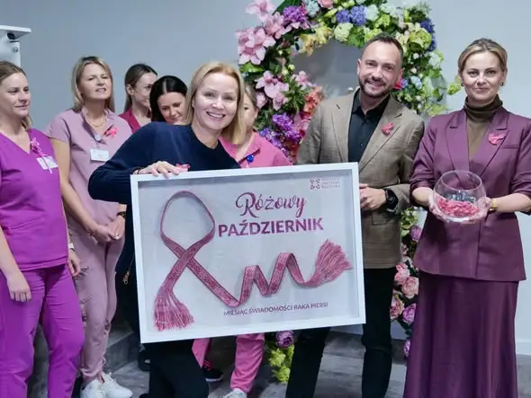 Podlaski Instytut Kultury przekazał różową krajkę do Białostockiego Centrum Onkologii