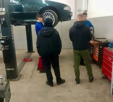 ZS Garage w Szczuczynie: uczniowie naprawiają prawdziwe samochody