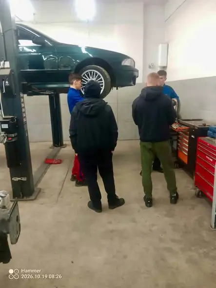 ZS Garage w Szczuczynie: uczniowie naprawiają prawdziwe samochody