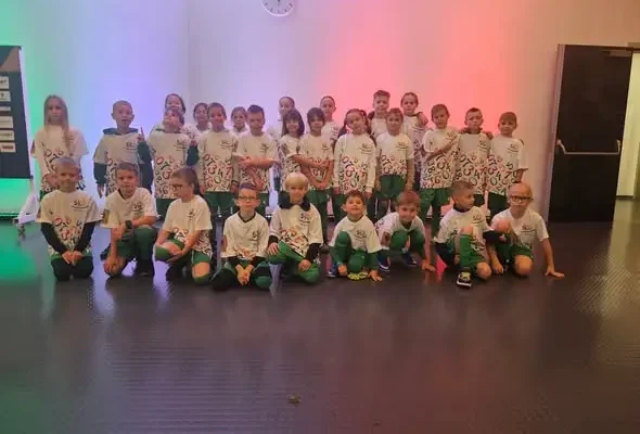 Uczniowie z Wąsosza w roli eskorty piłkarzy podczas meczu Śląsk – Wieczysta