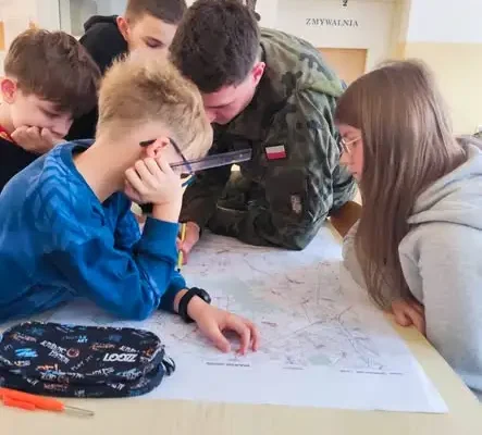 Młodzi gotowi w terenie – warsztaty z mapą i kompasem w Szczuczynie