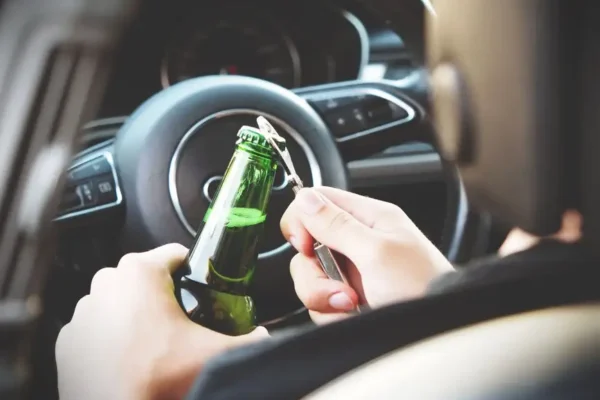 Radziłów: 31-latka z 2 promilami alkoholu uderzyła w słup energetyczny