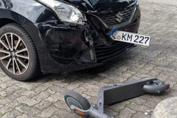 Grajewo: pijany mężczyzna wjechał hulajnogą w drut kolczasty i trafił do szpitala